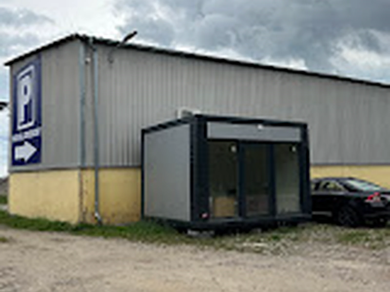 Wjazd na parking FlightPark w Skórzewie, ul. Poznańska 10